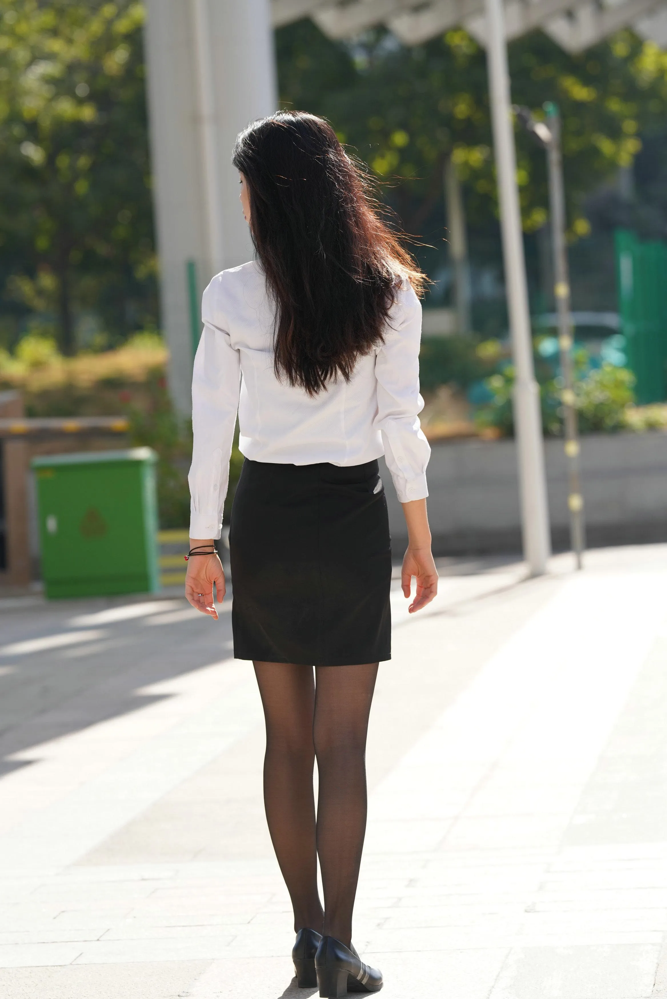 [魔镜街拍] NO.135 街拍OL范黑丝美女 [508P]插图3